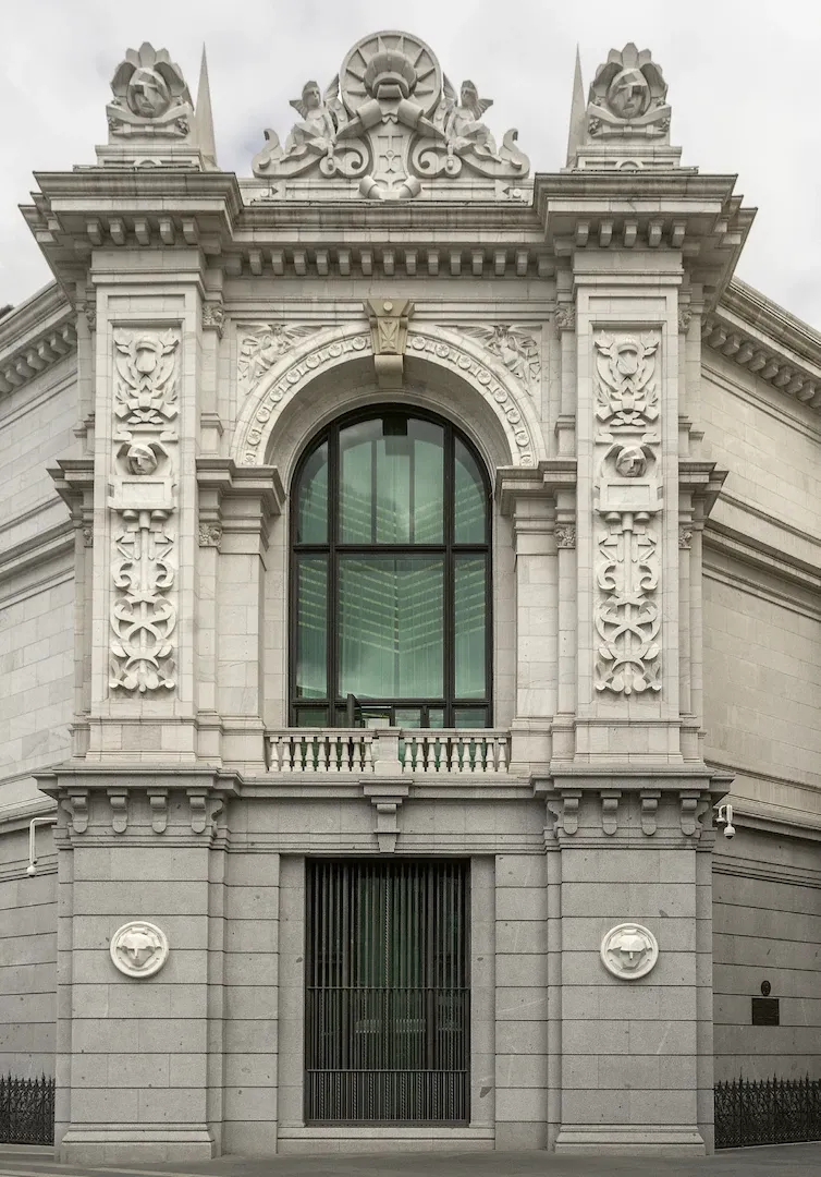 Madrid. Chaflán del edificio «cierre» del Banco de España en la confluencia de las calles de Alcalá y Marqués de Cubas. 2018. Fotógrafo: Luis Asín. Imagen digital.