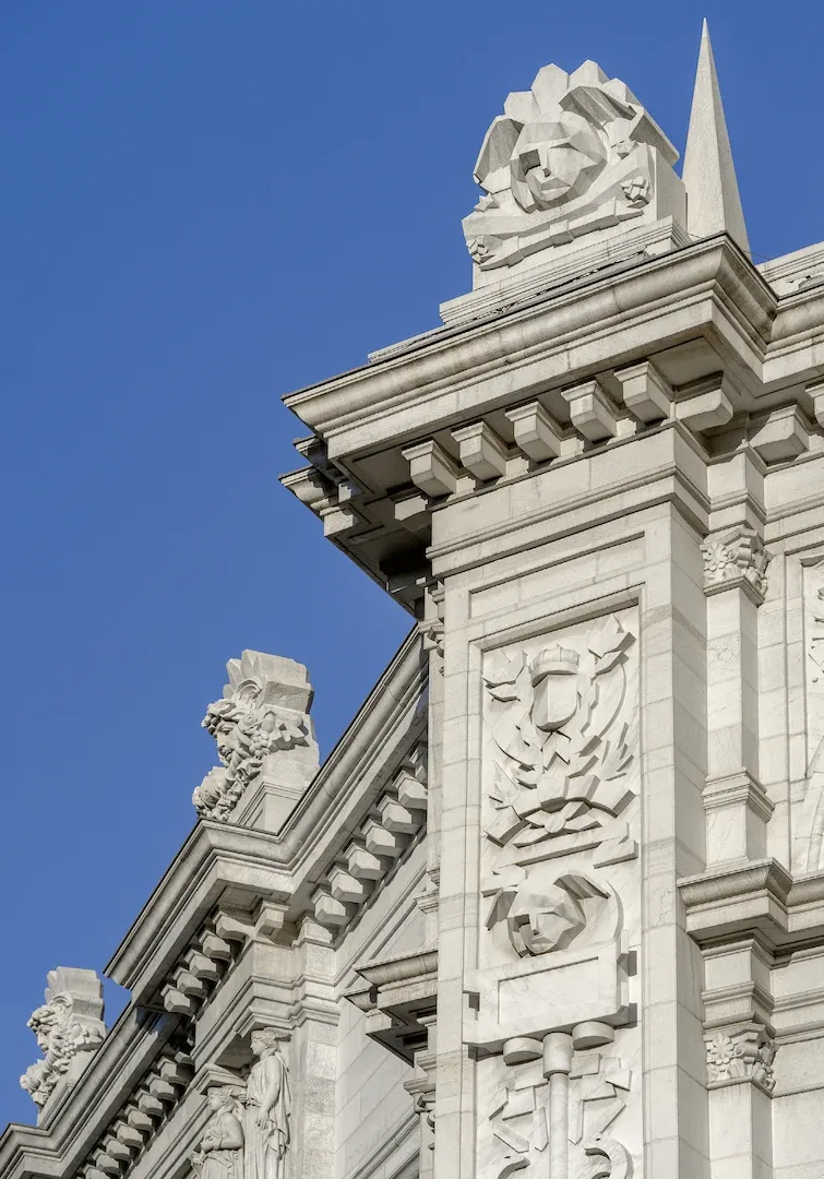 Madrid. Detalle de la escultura exterior del edificio «cierre» del Banco de España. 2018. Fotógrafo: Luis Asín. Imagen digital.