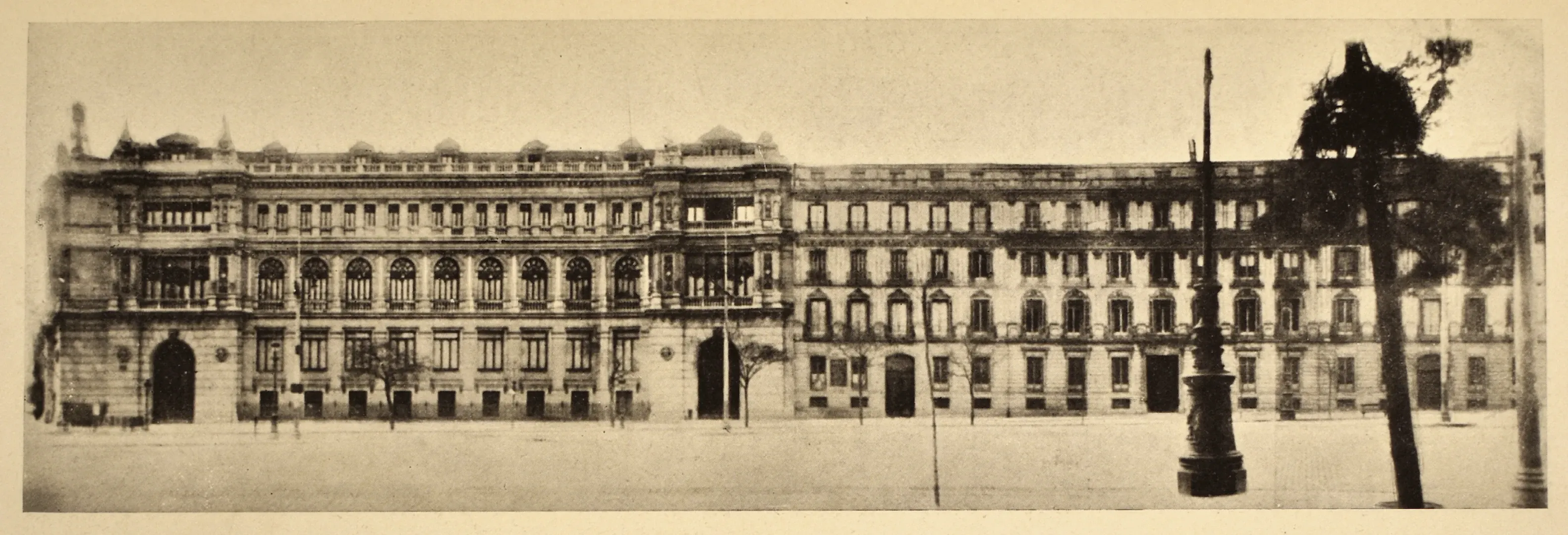 Madrid. Fachada del Banco de España de la calle de Alcalá. Su aspecto hacia 1928, antes de la demolición de las casas de Santamarca. Fotógrafo (probable): Antonio de Zárraga. Medio tono.