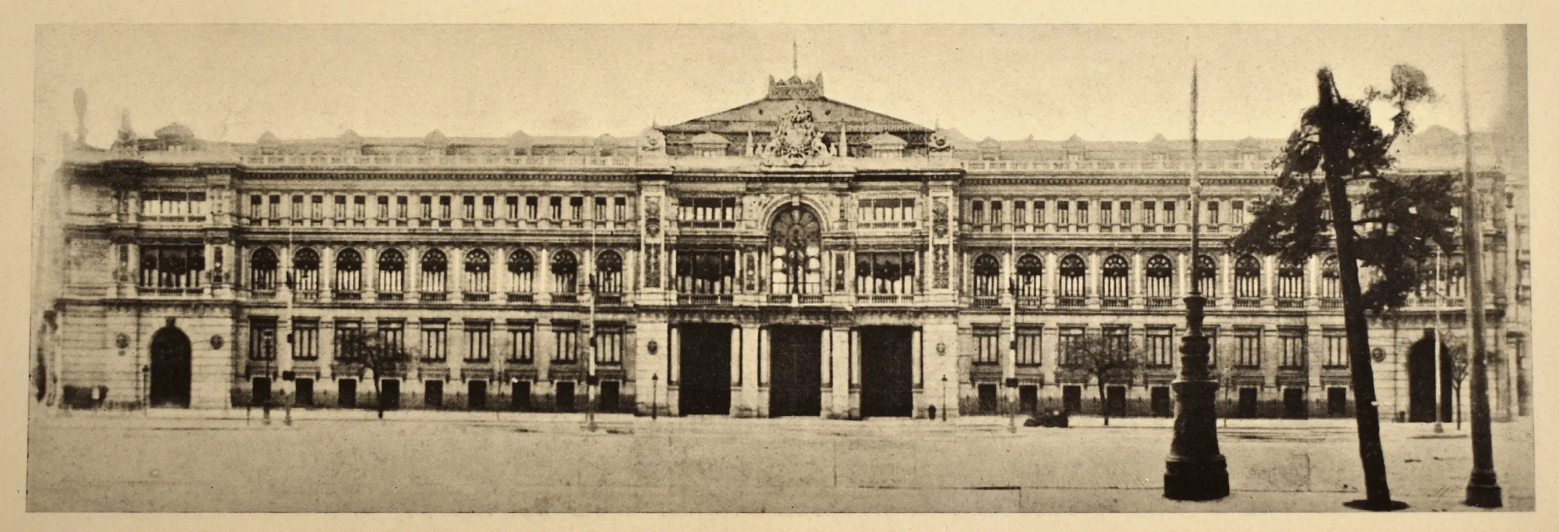 Madrid. Fachada del Banco de España de la calle de Alcalá. Hacia 1936, tras la obra de ampliación del edificio, realizada por el arquitecto José Yárnoz Larrosa entre 1929 y 1934. Fotógrafo (probable): Antonio de Zárraga. Medio tono.