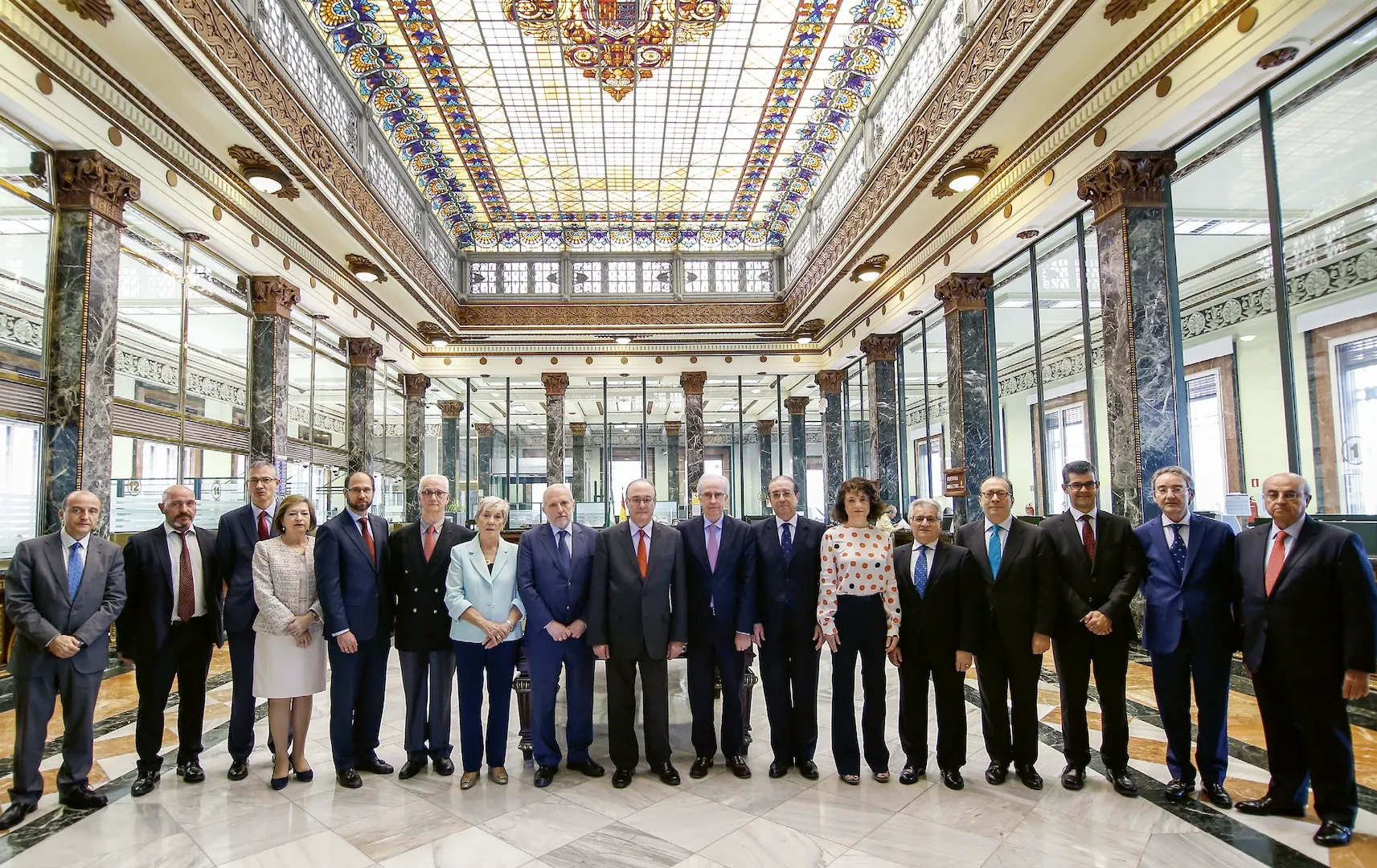 Reunión del Consejo de Gobierno del Banco de España en la sucursal de Sevilla. De izquierda a derecha, Jesús Saurina, director general; Mariano Serrano, representante de Personal; Pablo Hernández de Cos y Concepción Jiménez, directores generales; Fernando Navarrete, secretario general del Tesoro y Política Financera; Rafael Castejón, Carmen Alonso y Vicente Salas, consejeros; Luis Linde, gobernador; Javier Alonso, subgobernador; Fernando Eguidazu, Núria Mas y Maximino Carpio, consejeros; Julio Durán y Juan Ayuso, directores generales; Javier Priego, secretario general; y Manuel Labrado, director general. 22 de mayo de 2018. Fotógrafo: desconocido. Imagen digital.