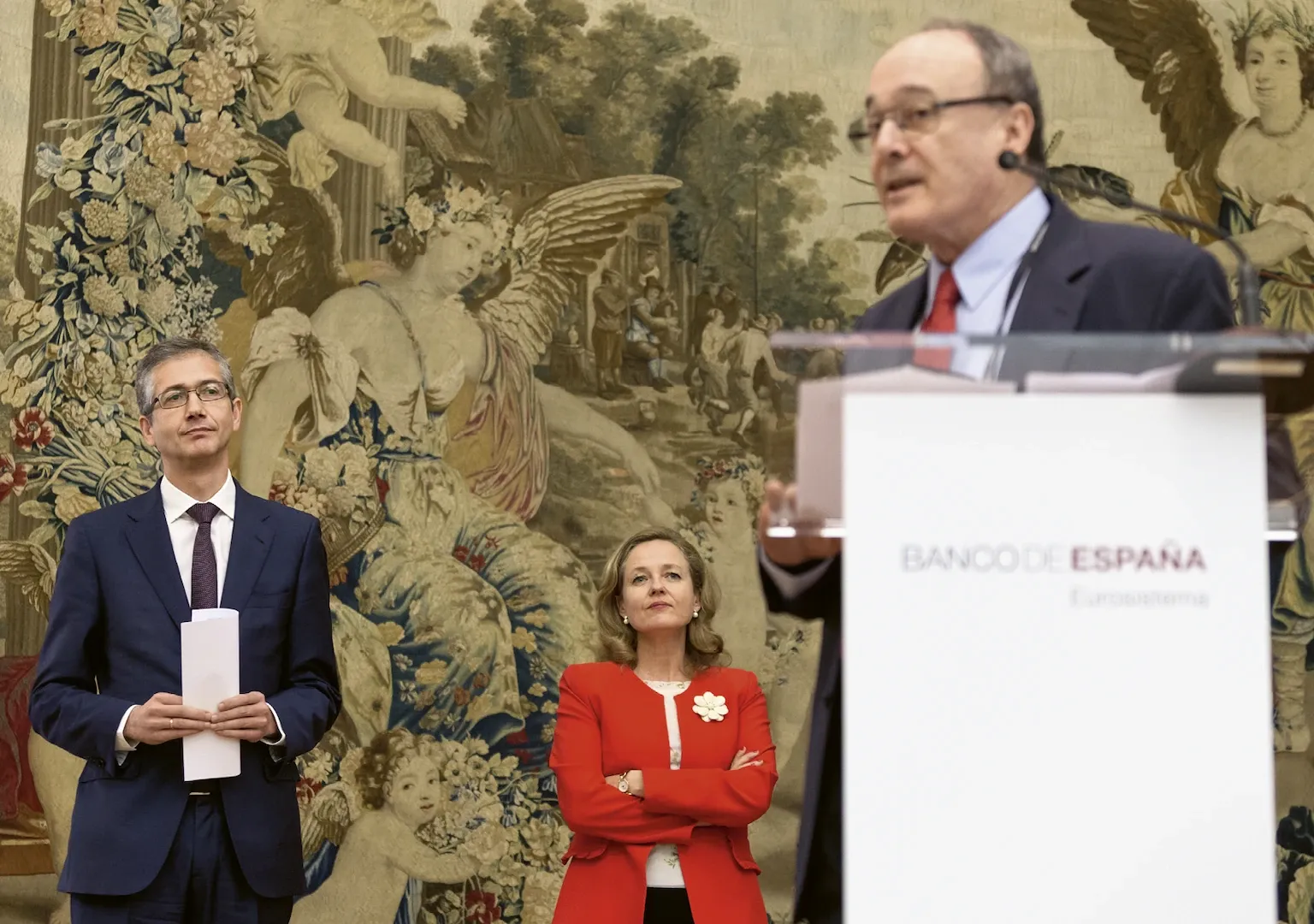 Discurso del gobernador saliente, Luis Linde, en el Banco de España, en presencia del nuevo gobernador, Pablo Hernández de Cos, y de Nadia Calviño, ministra de Economía y Empresa. 26 de junio de 2018. Fotógrafo: Daniel Santamaría. Imagen digital.