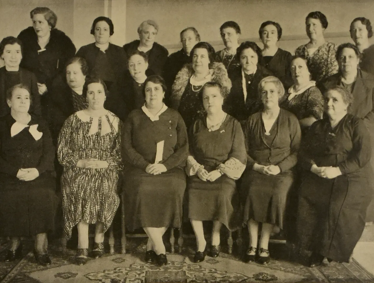 Grupo de 21 operarias del servicio de amortización de billetes. Ca. 1936. Fotógrafo: desconocido. Medio tono.