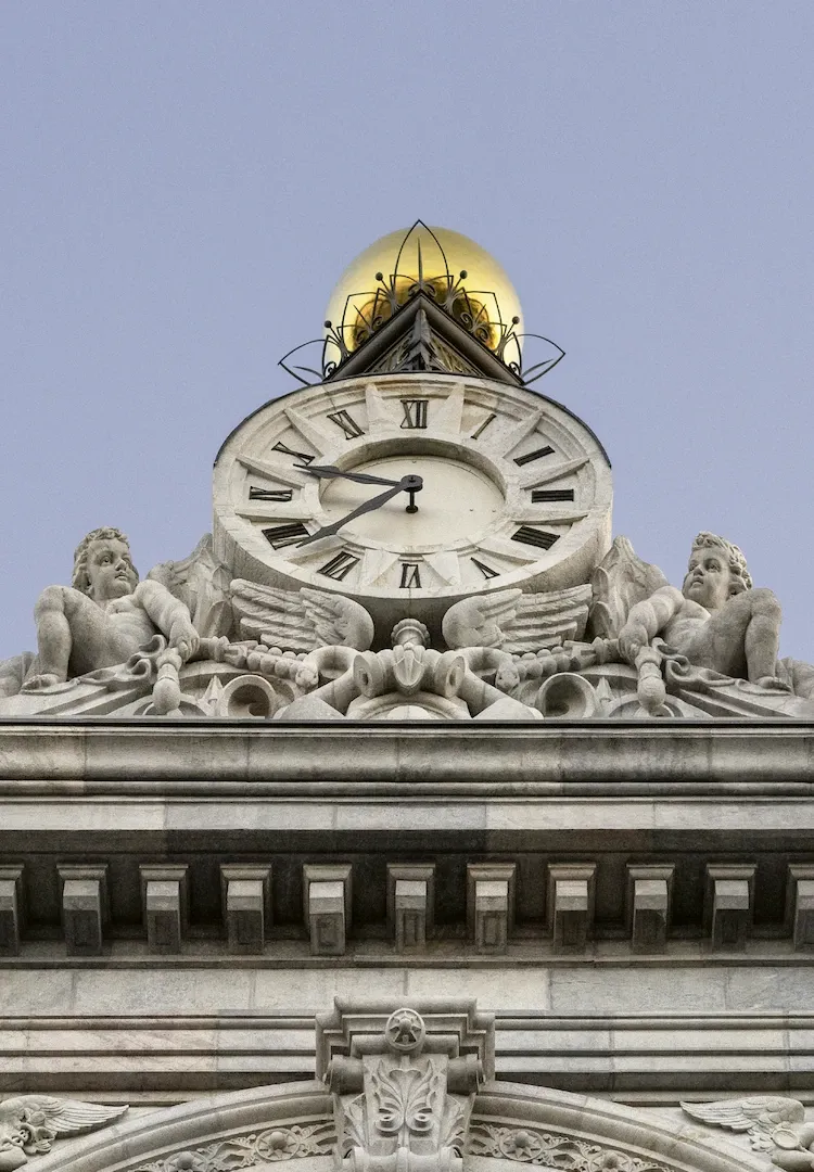 Madrid. Reloj y grupo escultórico del chaflán de Cibeles del edificio del Banco de España. 2018. Fotógrafo: Luis Asín. Imagen digital.