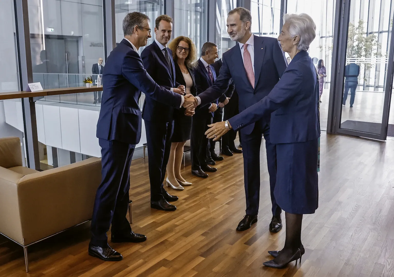 Visita del rey don Felipe VI al Banco Central Europeo (BCE). Saludo a Pablo Hernández de Cos, gobernador del Banco de España, en presencia de Christine Lagarde, presidenta del BCE; Frank Elderson, Isabel Schnabel y Fabio Panneta, miembros del Comité Ejecutivo del BCE. 19 de octubre de 2022. Fotógrafo: Juanjo Martín (Agencia EFE). Imagen digital.